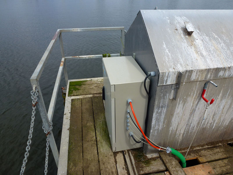 Boitier SMD sur barge dans la Vilaine