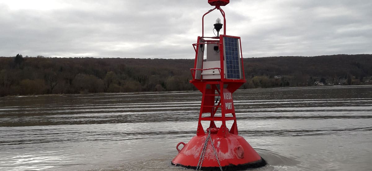 Bouée équipée d'un capteur avec panneau solaire sur la Seine